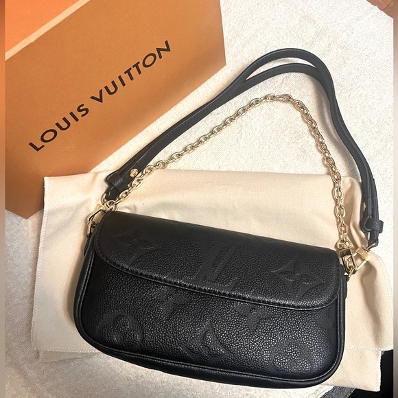 LOUIS VUITTON LVY WALLET ON CHAIN BAG - Picture 2 of 11
